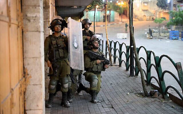 تصویر تزئینی: سربازان نیروهای دفاعی اسرائیل روز ۱۲ ماه مه ۲۰۲۱ برای زدوخورد با فلسطینیان شهر حبرون در کرانه باختری آماده می شوند. (Wissam Hashlamoun/Flash90)