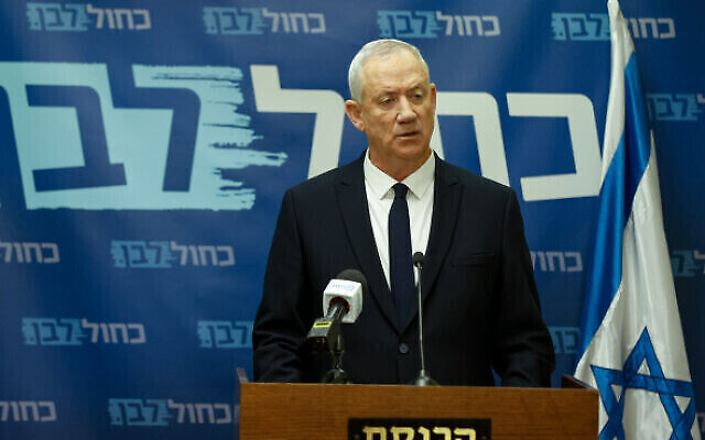 تصویر: بنی گانتز وزیر دفاع اسرائیل در ریاست جلسهٔ حزب «آبی و سفید» خود در کنست، ۹ مه ۲۰۲۲. 
(Olivier Fitoussi/Flash90)