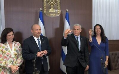 تصویر: نفتالی بنت نخست وزیر فعلی، چپ، و جانشین او، یائیر لپید نخست وزیر آتی بهمراه همسران خود در مراسم تبادل صدارت در مقر نخست وزیری اورشلیم. (Haim Zach/GPO)