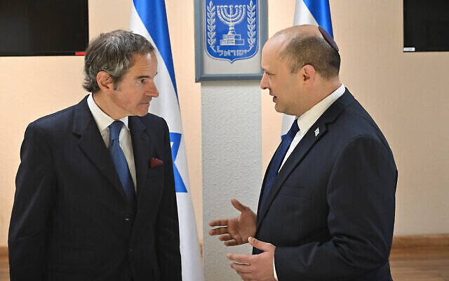 تصویر: نفتالی بنت نخست وزیر اسرائیل، راست، در ملاقات با رافائل  گروسی دبیرکل آژانس بین المللی انرژی اتمی، ۳ ژوئن ۲۰۲۲. (Kobi Gideon/GPO)
