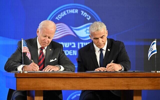 تصویر: جو بایدن رئیس جمهوری ایالات متحده (چپ) و یائیر لپید نخست وزیر اسرائیل حین امضای تعهد امنیتی در اورشلیم، ۱۴ ژوئیه ۲۰۲۲. (Mandel NGAN / AFP)