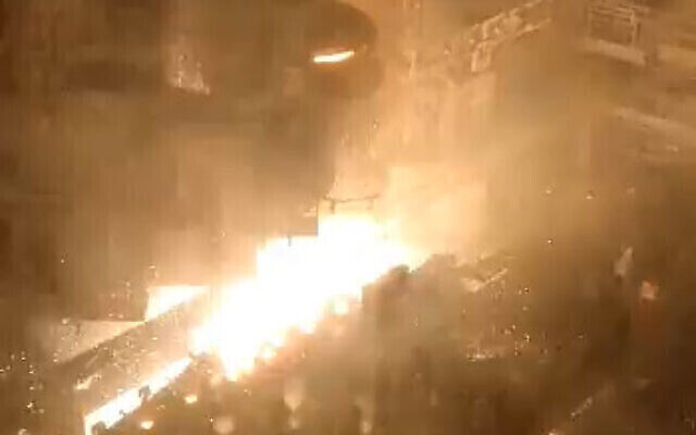 تصویر: کمپانی فولاد خوزستان ایران در ۲۷ ژوئن ۲۰۲۲، پس از بروز اختلال در ماشین آلات سنگین و آتش سوزی که نتیجهٔ آشکار حملهٔ سایری بوده. (Screenshot: Twitter)