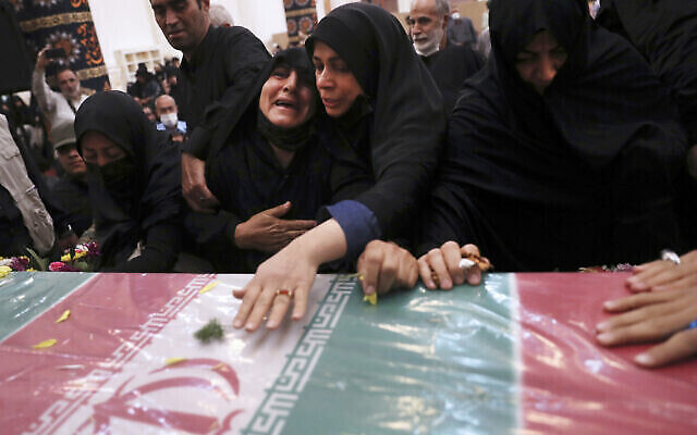 تصویر: خویشان سرهنگ حسن صیادخدایی، عضو سپاه پاسداران انقلاب اسلامی در مراسم سوگواری او در تهران، ایران، ۲۴ مه ۲۰۲۲. (AP Photo/Vahid Salemi)