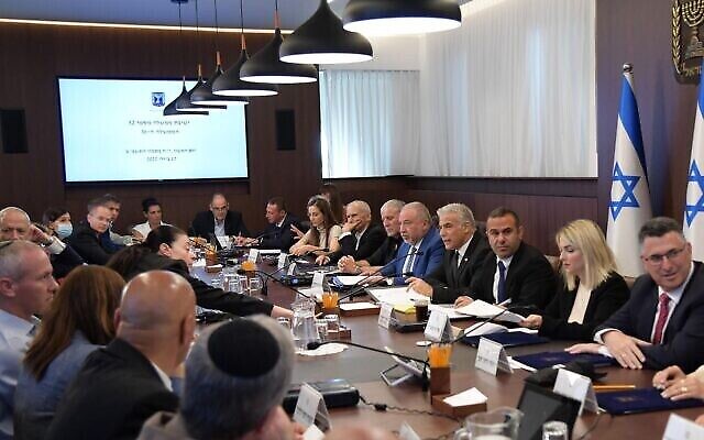 تصویر: یائیر لپید نخست وزیر در رأس جلسهٔ کابینه در مقر نخست وزیری در اورشلیم، ۱۷ ژوئیهٔ ۲۰۲۲. 
(Haim Zach / GPO)