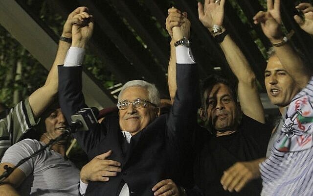 تصویر: محمود عباس در جشن آزادی یک زندانی امنیتی فلسطینی در اوت ۲۰۱۳. (Issam Rimawi/Flash90)
