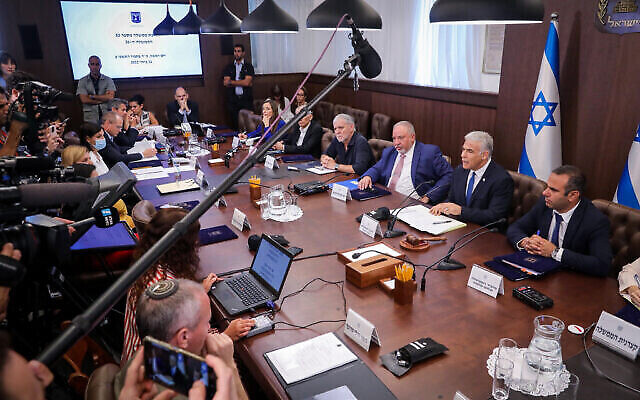 تصویر: یائیر لپید نخست وزیر اسرائیل در جلسهٔ کابینه در دفتر خود در اورشلیم، ۲۴ ژوئیهٔ ۲۰۲۲. 
(Marc Israel Sellem/POOL)