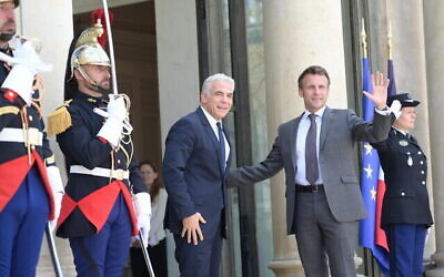 تصویر: یائیر لپید نخست وزیر اسرائيل بهمراه امانوئل مکرون رئیس جمهوری فرانسه در کاخ الیزه، پاریس، ۵ ژوئیه ۲۰۲۲. (Amos Ben-Gershom / GPO)