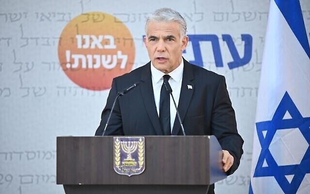 تصویر: یائیر لپید نخست وزیر اسرائیل حین ایراد سخنرانی در کارزار انتخاباتی ۲۰ ژوئیهٔ ۲۰۲۲. (Elad Gutman)