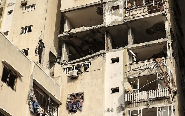 تصویر: در این خرابی های ناشی از حمله هوایی اسرائيل در ۵ اوت ۲۰۲۲ به بنایی در شهر غزه مشاهده می شود. 
(MAHMUD HAMS / AFP)