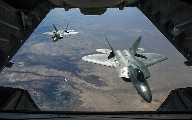 تصویر: دو راپچورز اف۲۲ نیروی هوایی ایالات متحده حین پرواز بر فراز سوریه، ۲ فوریهٔ ۲۰۱۸. 
(Staff Sgt. Colton Elliott/US Air National Guard)