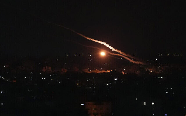 راکت هایی که در ۷ اوت ۲۰۲۲ پیش از آغاز آتش بس در شهر غزه به سمت اسرائیل شلیک می شود. (AP Photo/Adel Hana)