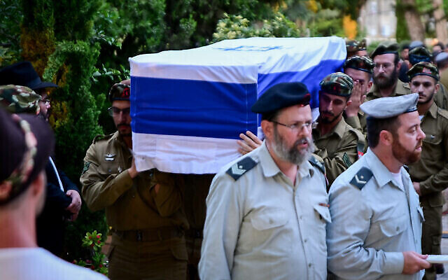 تصویر: خانواده و دوستان «ناتان فیتوسی» سرباز نیروهای دفاعی اسرائیل که با شلیک گلولهٔ خودی در نزدیکی شره طولاکارم، کرانه باختری، کشته شد در تشییع جنازهٔ او در ۱۶ اوت ۲۰۲۲ شرکت کرده اند.
(Avshalom Sassoni/Flash90)