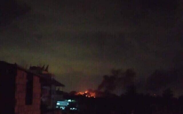 در تصویر، پس از حملهٔ هوایی اسرائیل در ۱۴ اوت ۲۰۲۲ آتشی در نزدیکی شهر ساحلی طرطوس مشاهده می شود.
(Social media)