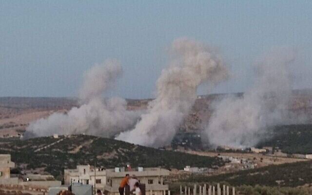 تصویر: دودی که پس از حملهٔ ‌هوایی منتسب به اسرائیل در نزدیکی میصف، سوریه، ۲۵ اوت ۲۰۲۲ به هوا بلند شده است. (Social media)