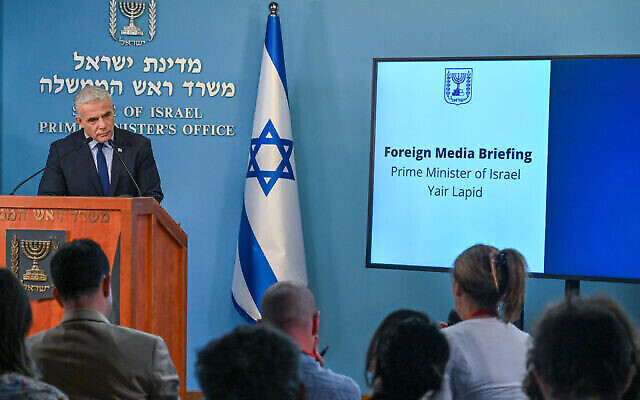 تصویر: یائیر لپید نخست وزیر حین گفتگو دربارهٔ ایران در گزارش توجیهی امنیتی به رسانه های خارجی در مقر نخست وزیری، اورشلیم، چهارشنبه ۲۴ اوت ۲۰۲۲. (Kobi Gideon / GPO)