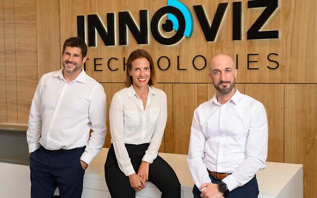 تصویر: از چپ، عمر خیلاف، مدیرعامل و از بنیانگذاران Innoviz؛ تالی چن، مدیر تجاری Innoviz، و اورن باسکیلا، رئیس پژوهش و توسعهٔ کمپانی. (David Garb)