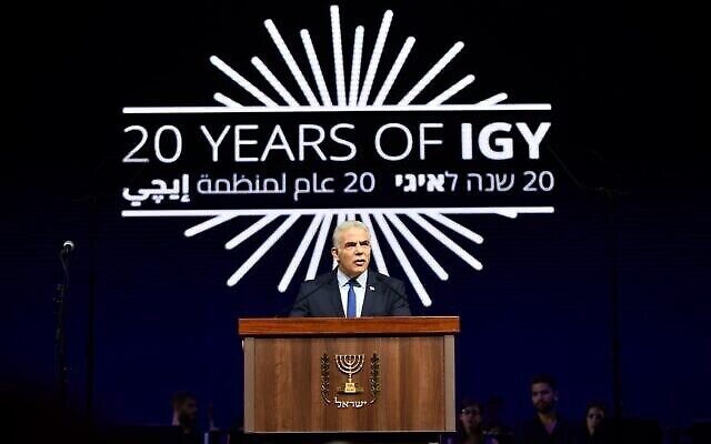 تصویر: یائیر لپید نخست وزیر اسرائیل حین سخنرانی در بیستمین سالگرد تأسیس سازمان «جوانان همجنسگرای اسرائیل»، ۲۷ اوت ۲۰۲۲. (Elad Gutman)