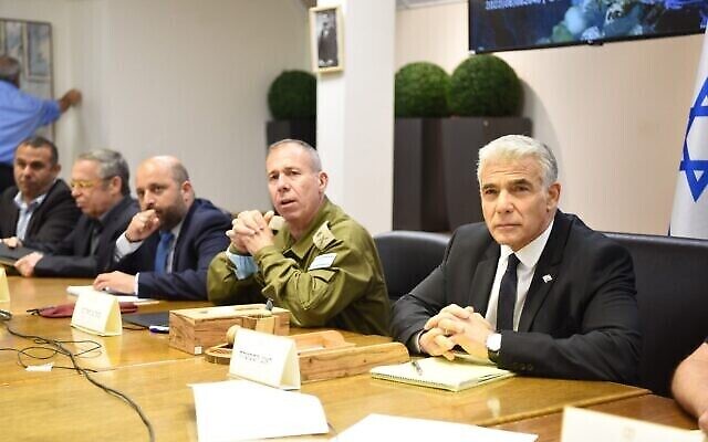 تصویر: یائیر لپید نخست وزیر، راست، در جلسهٔ ارزیابی با مقامات امنیتی و ارتش در مقر نیروهای دفاعی در تل آویو، ۶ اوت ۲۰۲۲. (Kobi Elkatzur/GPO)
