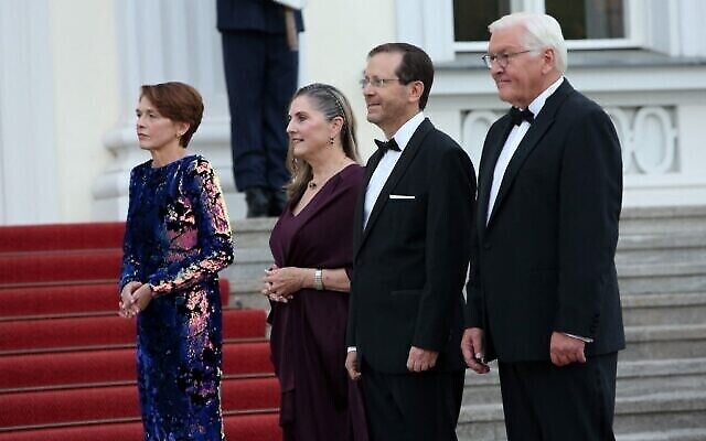 تصویر: فرانک-والتر اشتاینمر رئیس جمهور آلمان، راست، و همسرش «الکه بوئدنبندر»، چپ، حین استقبال از ایتسخاک هرتزوگ رئیس جمهوری اسرائیل، دومی از راست، و همسرش «میخال هرتزوگ»، در مراسم شامی در کاخ بلوو در برلین، ۴ سپتامبر ۲۰۲۲. (Adam BERRY / AFP)