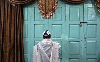 تصویر تزئینی:  در عکسی از ۲۰ نوامبر ۲۰۱۴، یک مرد یهودی ایرانی در کنیسای ملا آقابابا، یزد، ۴۲۰ مایل (۶۷۶ کیلومتر) جنوب پایتخت تهران، ایران. (AP Photo/Ebrahim Noroozi)