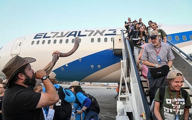تصویر: مهاجران تازهٔ آمریکای شمالی در تاریخ ۱۴ اوت ۲۰۱۹ با پرواز ویژهٔ آلیا که ترتیب آن را سازمان «نفیش بینفیش» داده است به فرودگاه بین المللی بن گوریون وارد شدند. (Flash90)