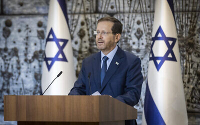 تصویر: ایتسخاک هرتزوگ رئیس جمهوری اسرائيل در «خانهٔ ریاست جمهوری» در اورشلیم، ۲۱ ژوئن ۲۰۲۲. 
(Olivier Fitoussi/Flash90)