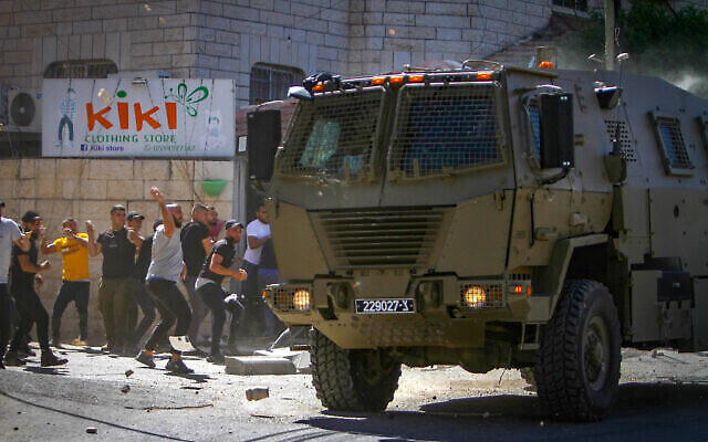 تصویر:‌ درگیری فلسطینیان با نیروهای امنیتی اسرائیل در شهر جنین، کرانهٔ باختری، ۲۸ سپتامبر ۲۰۲۲. 
(Nasser Ishtayeh/Flash90)
