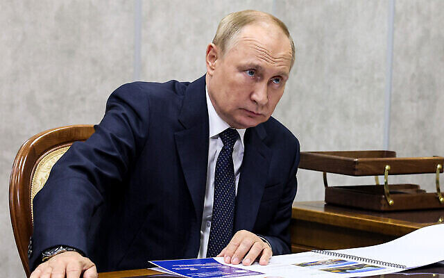تصویر: ولادیمیر پوتین رئیس جمهوری روسیه در جلسه ای در «ولیکی نوگورود»، روسیه، ۲۱ سپتامبر ۲۰۲۲. 
(Gavriil Grigorov, Sputnik, Kremlin Pool Photo via AP)