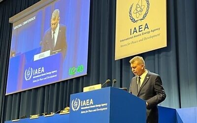 تصویر: موشه ادری رئیس کمیسیون انرژی اتمی اسرائيل حین سخنرانی در مجمع عمومی آژانس بین المللی انرژی اتمی در وین، ۲۸ سپتامبر ۲۰۲۲. (courtesy)
