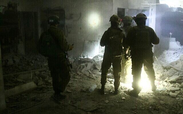 تصویر: سربازان اسرائیلی در اردوگاه پناهندگی در ۶ سپتامبر ۲۰۲۲، در جنین، در داخل خانهٔ منهدم شدهٔ «رعد حاذم»، تروریستی که سه تن را در ماه آوریل در تل آویو کشت، مشاهده می شوند. (Israel Defense Forces)