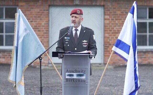 تصویر: آویو کوخاوی فرمانده نیروهای دفاعی اسرائیل در آشویتس، اردوگاه مرگ نازیها در لهستان، ۱۹ سپتامبر ۲۰۲۲. (Israel Defense Forces)
