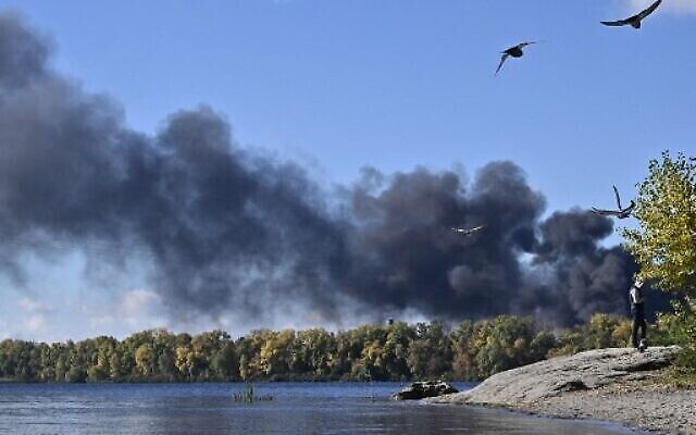 تصویر: در پی اصابت شماری موشک روسیه در کییف، پایتخت اوکراین، پرندگان با برخاستن دود بر فراز رود دونیپرو، به پرواز در می آیند؛ ۱۰ اکتبر ۲۰۲۲. (Genya Savilov/AFP)