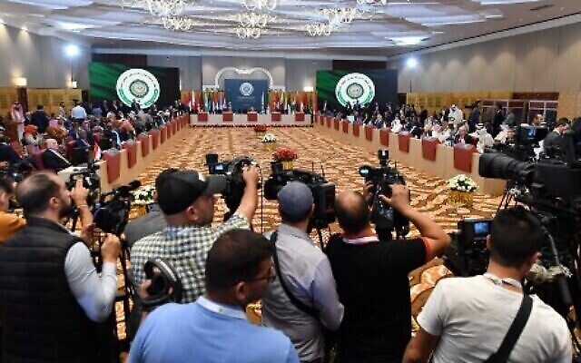 تصویر: در عکس نمای کلی افتتاحیهٔ جلسهٔ مقدماتی وزرای خارجهٔ کشورهای عربی در ۲۹ اکتبر ۲۰۲۲ در الجزایر، پایتخت الجزیره، پیشاپیش نشست اتحادیهٔ عرب در روز سه شنبه مشاهده می شود. (FETHI BELAID/AFP)