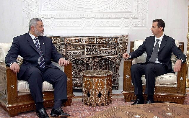 تصویر: در عکسی، بشار اسد رئیس جمهور سوریه، راست، در دیدار ملاقات با اسمعیل هنیه از رهبران حماس در دمشق، سوریه، مشاهده می شود. (AP/Sana, File)