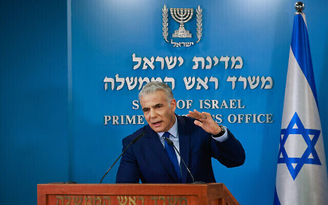 تصویر: یائیر لپید نخست وزیر در جلسه با خبرنگاران در مقر نخست وزیری در اورشلیم، ۱۲ اکتبر ۲۰۲۲. 
(Olivier Fitoussi/Flash90)