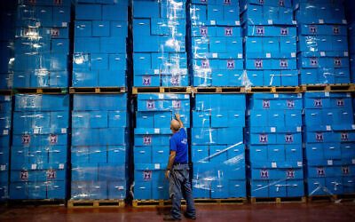 تصویر: کارگران حین آماده ساختن جعبه های رأی انتخابات آتی در انبار کمیتهٔ مرکزی انتخابات در «شوهام»، ۱۲ اکتبر ۲۰۲۲. (Yonatan Sindel/Flash90)