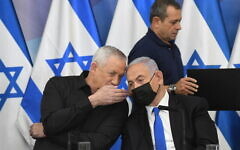 تصویر: بنی گانتز وزیر دفاع اسرائیل، چپ، و بنیامین نتانیاهو نخست وزیر وقت، پس از آتش بس غزه، در کنفرانس مطبوعاتی، تل آویو، ۲۱ مه ۲۰۲۱. (Amos Ben Gershom/GPO)