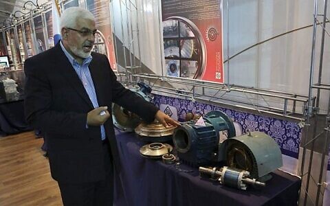 تصویر: اصغر زارعان معاون سازمان انرژی اتمی ایران در تهران حین اشاره به قطعاتی که به گفتهٔ او برای خرابکاری و جاسوسی از تأسیسات هسته ای ایران به داخل کشور وارد شده است؛ ۱ سپتامبر ۲۰۱۴. 
(AP/Vahid Salemi)