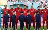 تصویر: بازیکنان تیم ملی ایران پیش از شروع مسابقهٔ جام جهانی ۲۰۲۲ قطر گروه ب میان تیم های انگلستان و ایران در استادیوم بین المللی خلیفه، ‌دوحه، ۲۱ نوامبر ۲۰۲۲. (FADEL SENNA / AFP)