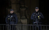 تصویر تزئینی: افسران نیروهای مسلح پلیس بریتانیا در لندن، ۷ ژانویهٔ ۲۰۲۱، گارد ایستاده اند.
 (Matt Dunham/AP/File)