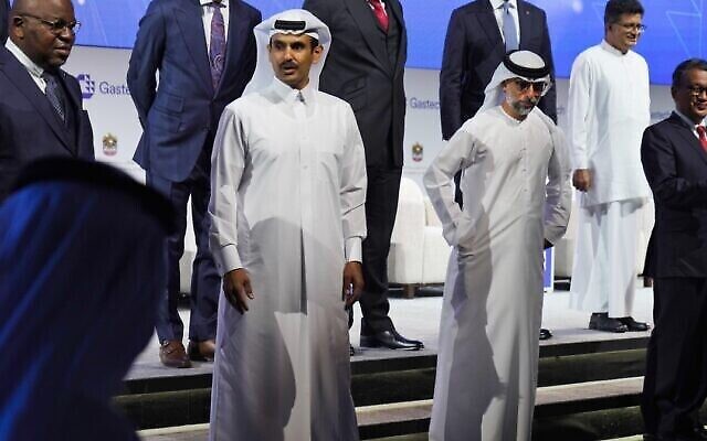 تصویر: «سعد شریده الکعبی» وزیر امور انرژی قطر، وسط چپ، در تاریخ ۲۱ سپتمابر ۲۰۲۱، منتظر است بهمراه سهیل المزروعی، وزیر انرژی و زیرساخت امارات، وسط راست، در کنفرانس ۲۰۲۱ Gastech دوبی، امارات متحد عربی، عکس بگیرد. (AP Photo/Jon Gambrell)