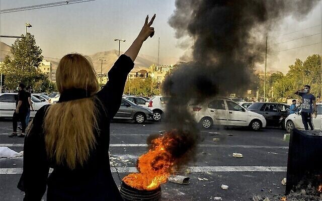 تصویر: مردم ایران در اعتراض به جان باختن مهسا امینی ۲۲ ساله پس از دستگیری توسط پلیس امنیت اخلاقی، تهران، ۱ اکتبر ۲۰۲۲. .(AP Photo/Middle East Images, File)