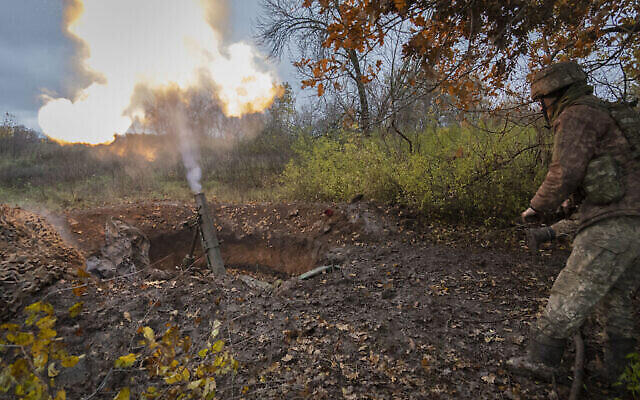 تصویر: یک سرباز اوکراینی در ۲۷ اکتبر ۲۰۲۲، حین شلیک خمپاره در خط مقدم جبهه، نزدیک باخموت، در ناحیهٔ دونتسک، اوکراین، که صحنهٔ سنگین ترین جنگ علیه سربازان روس بود. (AP Photo/Efrem Lukatsky)