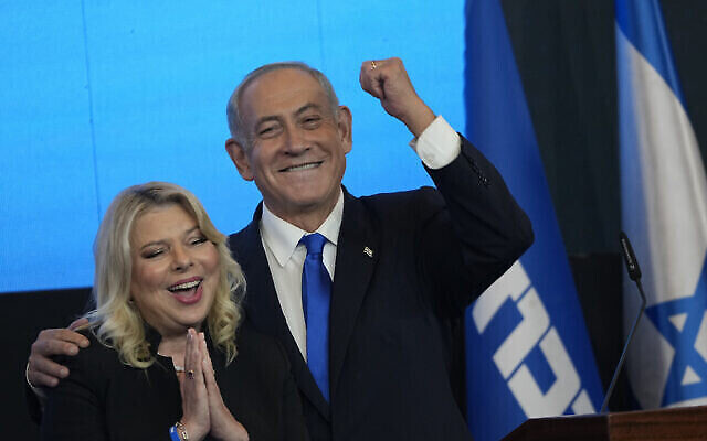 تصویر: بنیامین نتانیاهو رهبر لیکود، بهمراه همسرش سارا، حین سخرانی در مقابل حامیان در مقر کارزار حزب در اورشلیم، صبح ۲ نوامبر ۲۰۲۲. (AP Photo/Tsafrir Abayov)