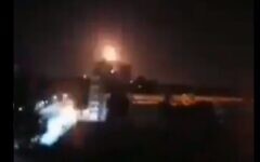 تصویر: انفجاری در نزدیکی شهر حمص سوریه در ۵ مارس ۲۰۲۰، منتسب به حمله های هوایی اسرائیل. 
(video screen capture)