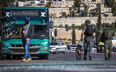 تصویر: افسران پلیس و پرسنل امنیتی در صحنهٔ حملهٔ تروریستی در اورشلیم، ۲۳ نوامبر ۲۰۲۲. 
(Olivier Fitoussil/Flash90)