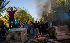 تصویر: مردم ایران در ۲۷ اکتبر ۲۰۲۲ حین تظاهراتی در تهران در اعتراض به جان باختن مهسا امینی ۲۲ ساله در بازداشت پلیس امنیت اخلاقی. (AP Photo/Middle East Images, File)