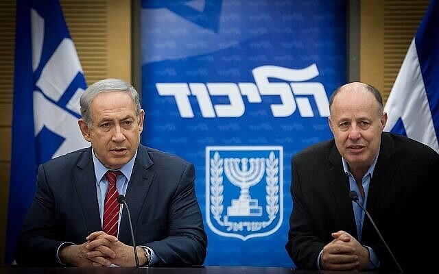 تصویر: بنیامین نتانیاهو نخست وزیر وقت، چپ، بهمراه تزاخی هنگبی در جلسهٔ حزب «لیکود» در کنست، ۲۲ فوریهٔ ۲۰۱۶. (Miriam Alsterl/Flash90)