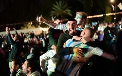 هواداران اسرائیلی در رمت گان حین تماشای فینال جام جهانی ۲۰۲۲ میان آرژانتین و فرانسه در قطر، ۱۸ دسامبر ۲۰۲۲. (Tomer Neuberg/Flash90)