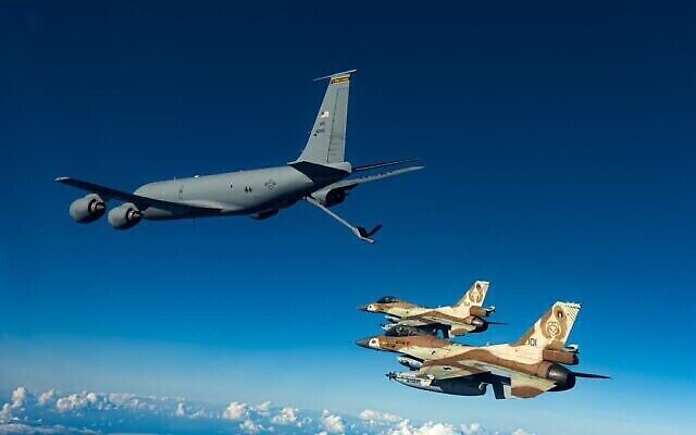تصویر: یک سوخت رسان هوایی KC-135 آمریکایی در تمرینات نظامی که بر فراز اسرائیل صورت گرفت، در ۳۰ نوامبر ۲۰۲۲. (Israel Defense Forces)